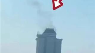 龙港一大厦顶楼冒烟，消防人员快速赶至无人员伤亡